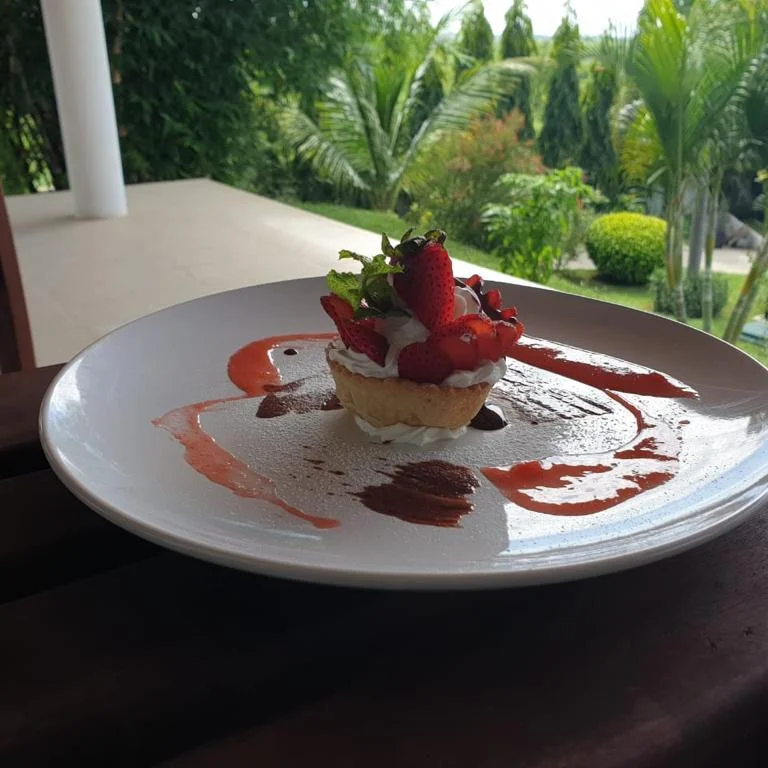 Tarte de morango com chantilly e decoração de kiwi